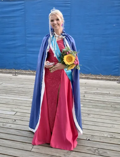 Hamilton County Fair Queen crowned at Grandstand last night
